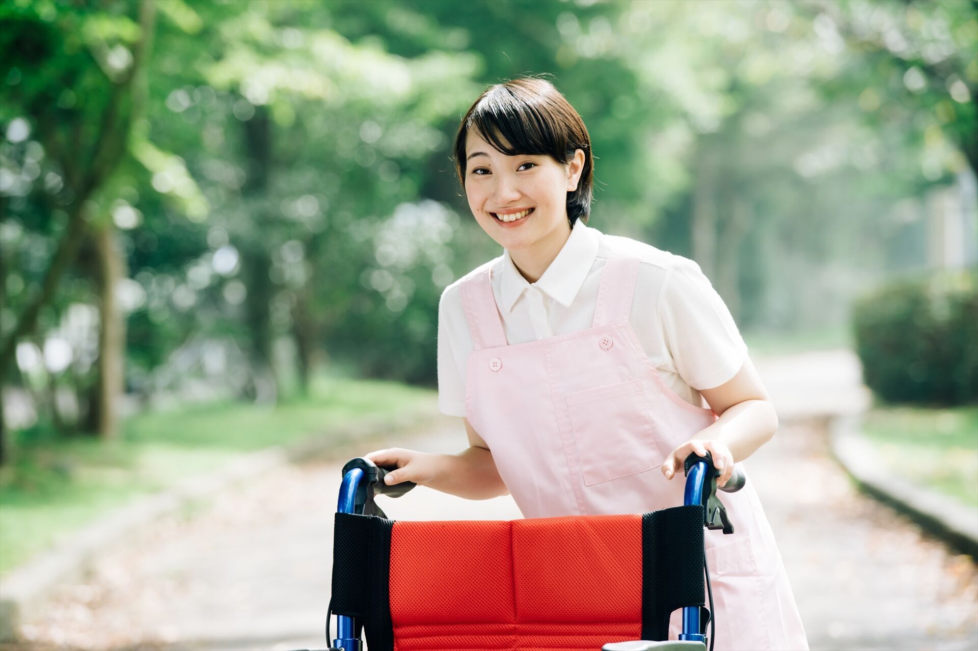 車いすを押す女性